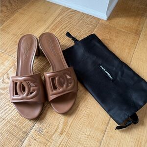Authentic!Calfskin sliders with DG logo. Great conditions with original dust bag